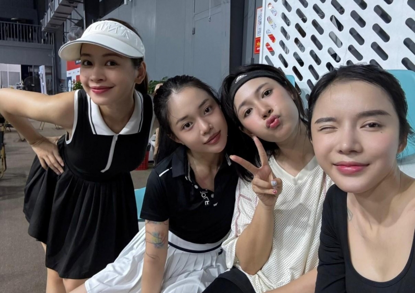 Chi Pu và bạn bè chơi pickleball