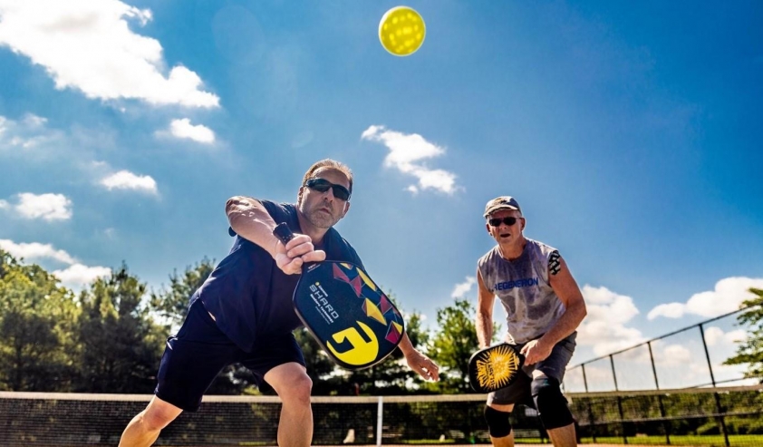 Hình ảnh các nhân viên chơi pickleball trong khuôn viên công ty
